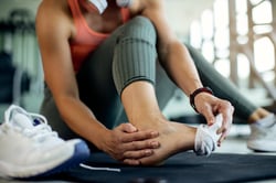 Woman-hurt-ankle-gym